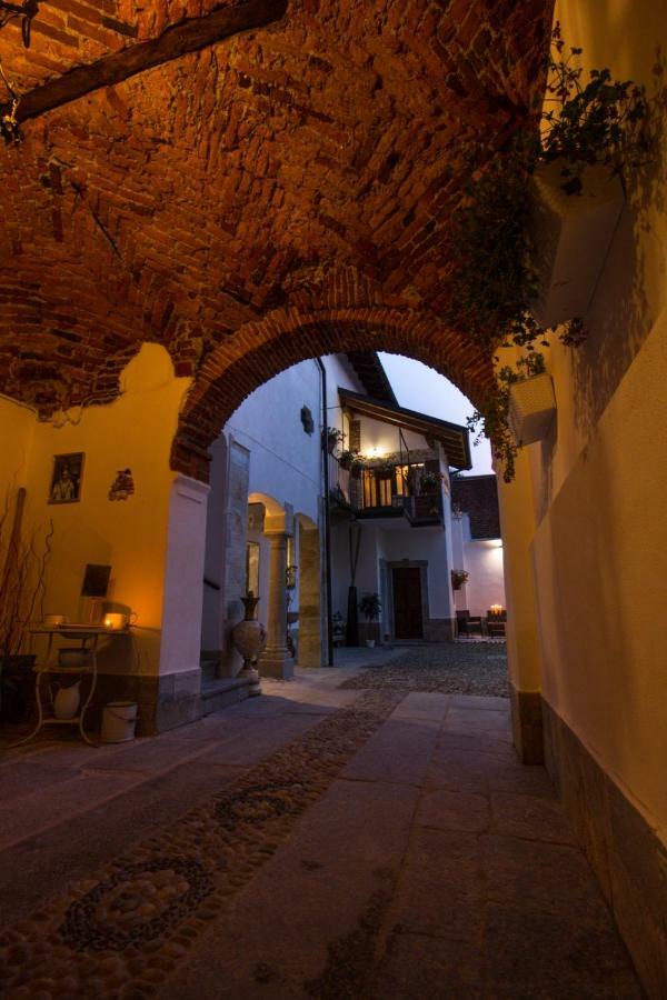 Mansarde & Suite Maison 1706 Lago Orta Borgomanero Buitenkant foto